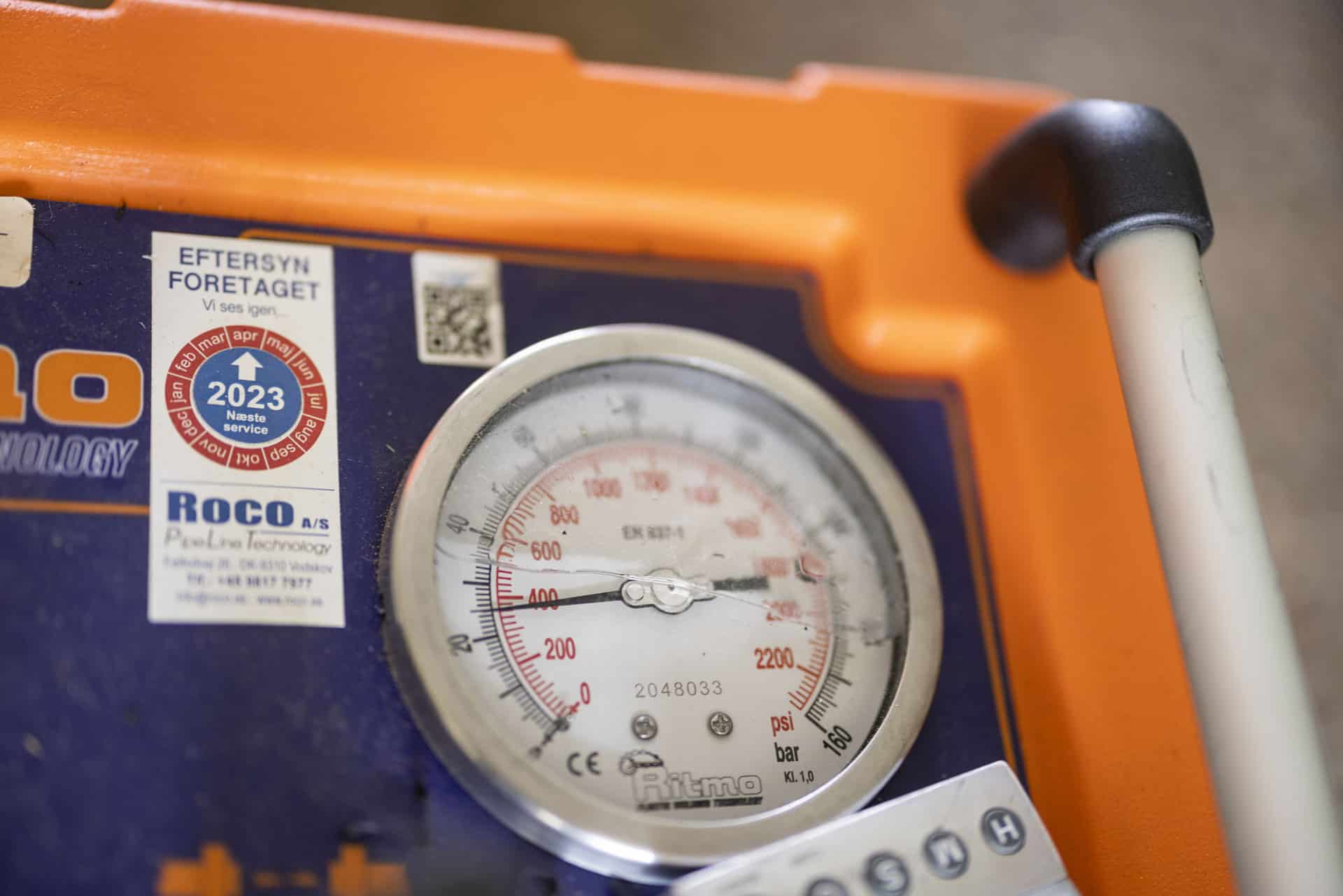 Trykmåler med revne i glasset