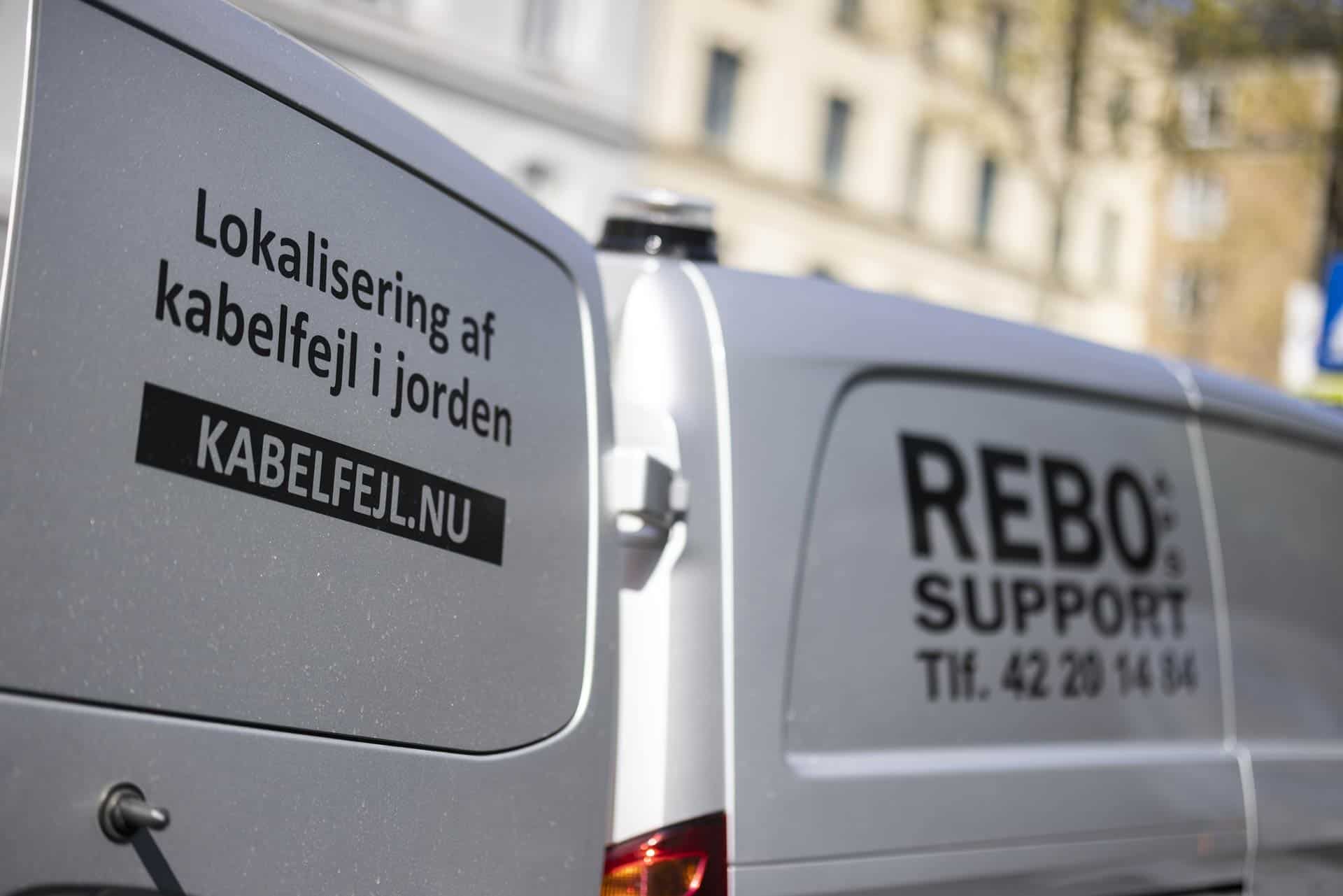 Firmabil med reklame for kabelfejl