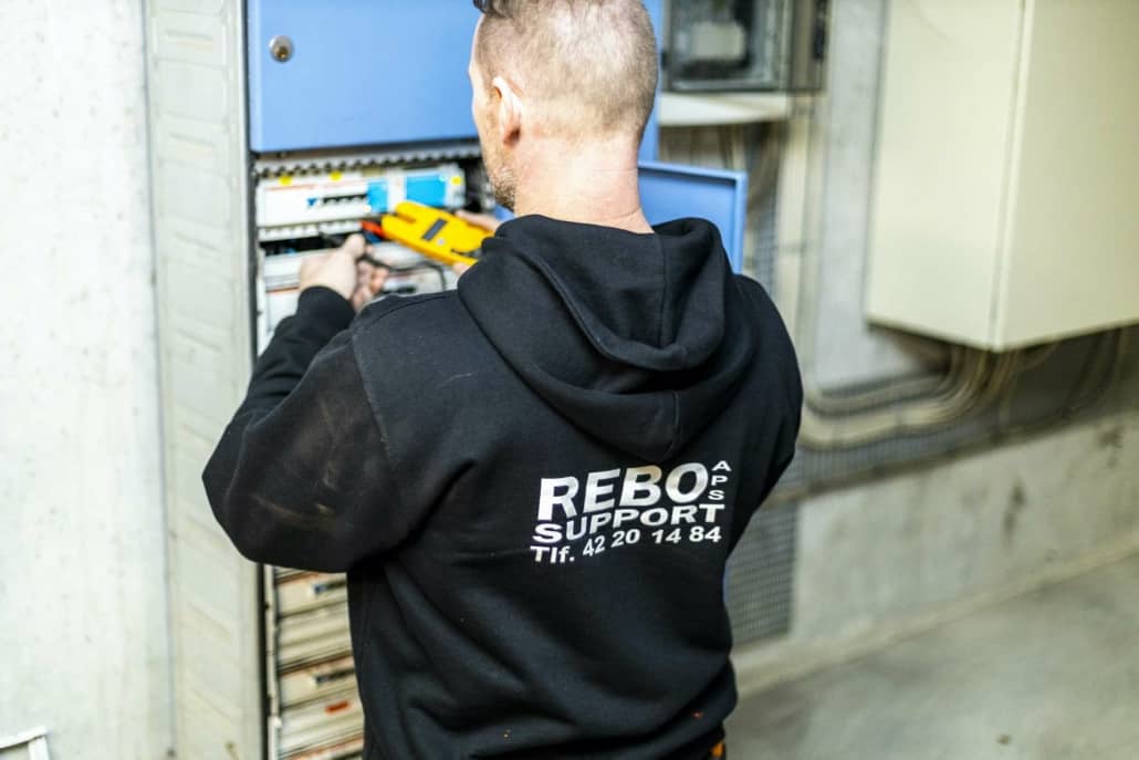 Elektriker måler på eltavle