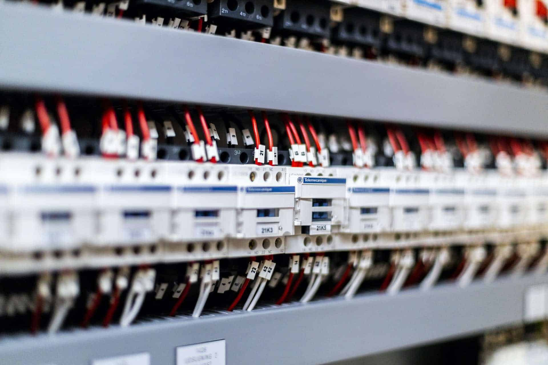 Eltavle med mange ledninger