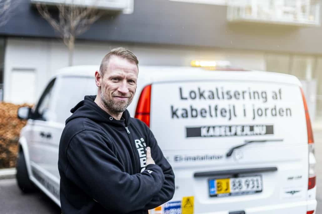 Rebo Support medarbejder foran firmabil