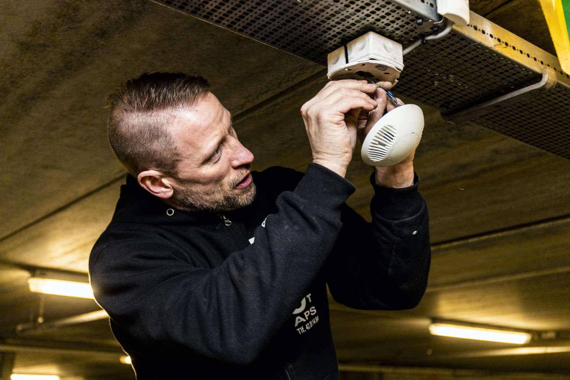 Elektriker Hvidovre i færd med at udskifte belysning