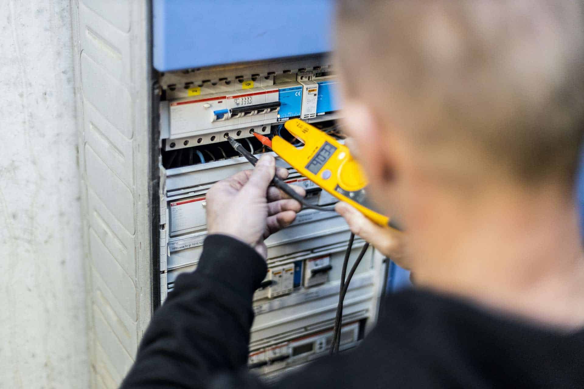 Elektriker Hellerup i færd med at teste eltavle