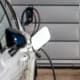 Hvid bil oplades med ladestander i garage