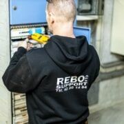 Elektriker måler på eltavle