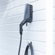 ladestander installeret på væg