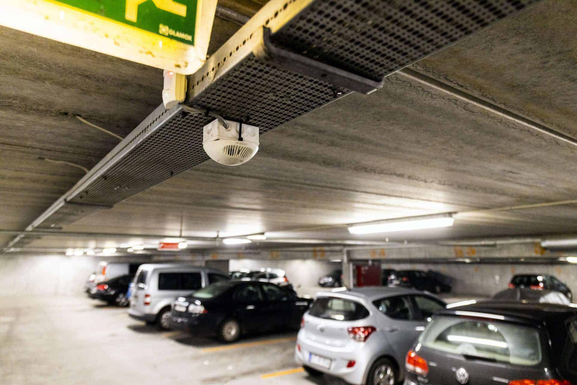 Sensor til lys i parkeringskælder